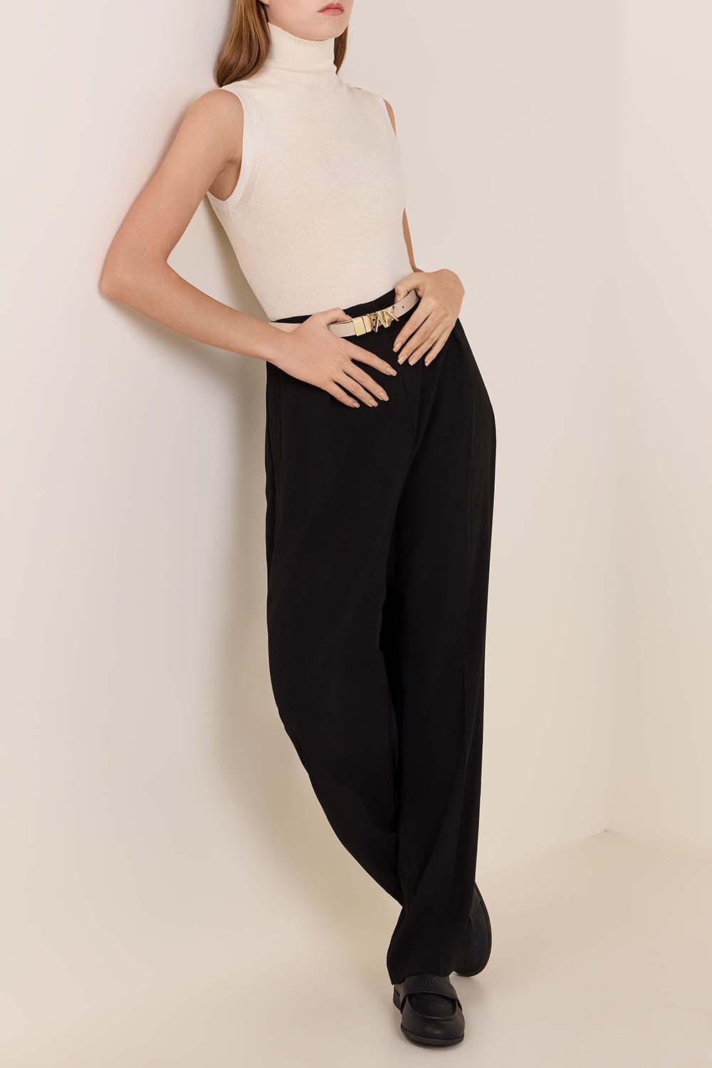 תמונת כל הלוק של נעלי מוקסינים